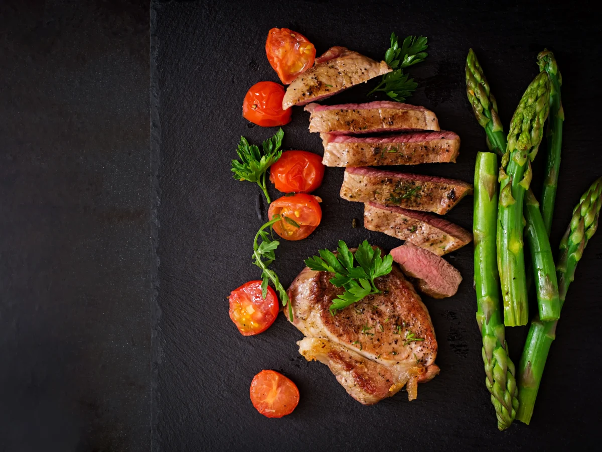 juicy-steak-medium-rare-beef-with-spices-tomatoes-asparagus