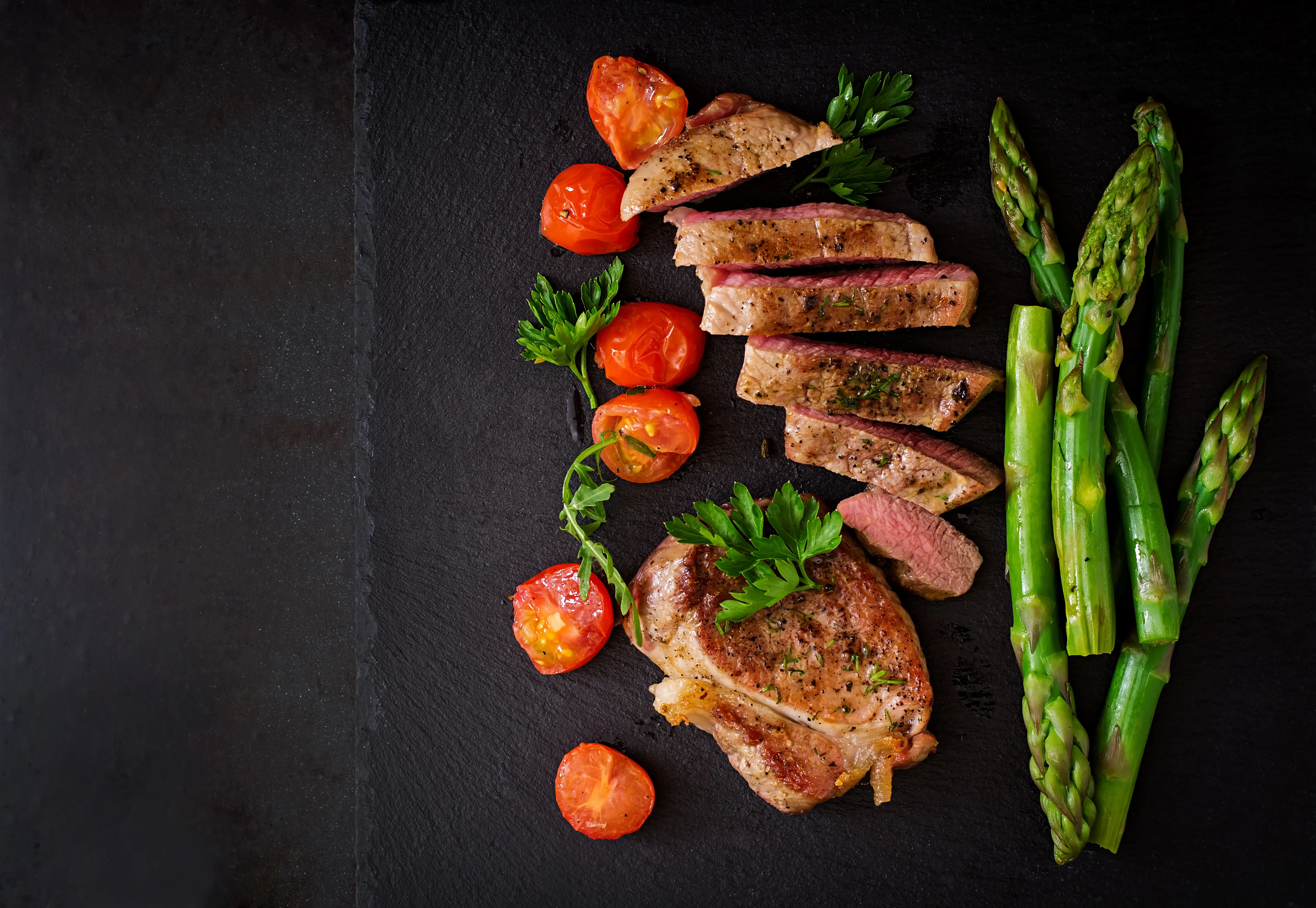 juicy-steak-medium-rare-beef-with-spices-tomatoes-asparagus