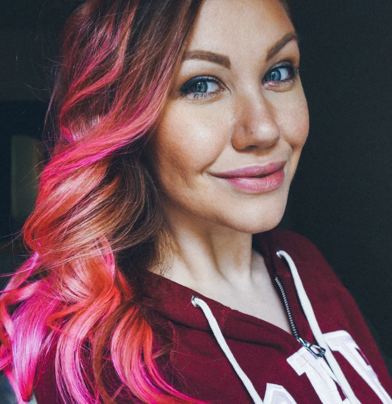 portrait-smiling-young-woman-with-dyed-hair-home