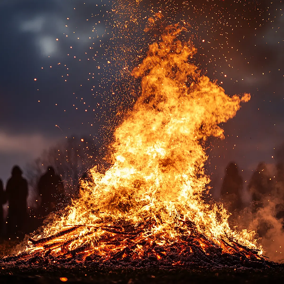 Biikebrennen | NORDISCH LIFESTYLE Magazin Biikebrennen 2026 Menschen am Feuerplatz
