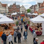 Firefly_🦀 Kunsthandwerkermarkt im Rahmen der Husumer Krabbentage auf dem Husumer Marktplatz 362492